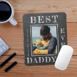 Nieuwe vaders foto op maat van First Fathers Day Muismat<br><div class="desc">Happy First Vaderdag beste papa ooit gewaagde witte typografie op donkergrijze houtkool rustic chalkboard nieuwe pap persoonlijke sjabloon van muispad met je foto,  tekst en handtekening.</div>