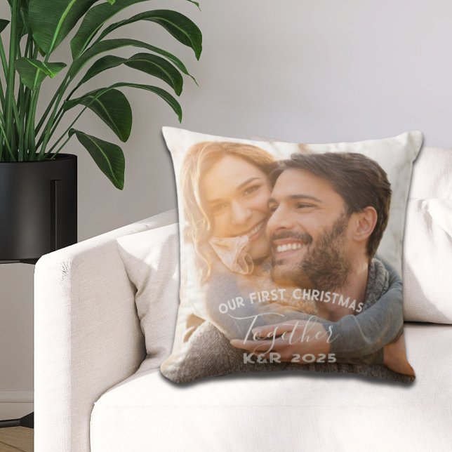 Nieuwhuwelijken Onze eerste kerstfoto samen Kussen (Newly Weds Our First Christmas Together Photo Throw Pillow)