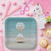 Nieuwjaar 2025 zandloper op het strand papieren bordje (Feest)