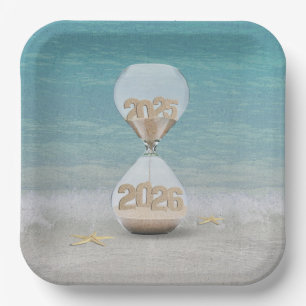 Nieuwjaar 2025 zandloper op het strand papieren bordje