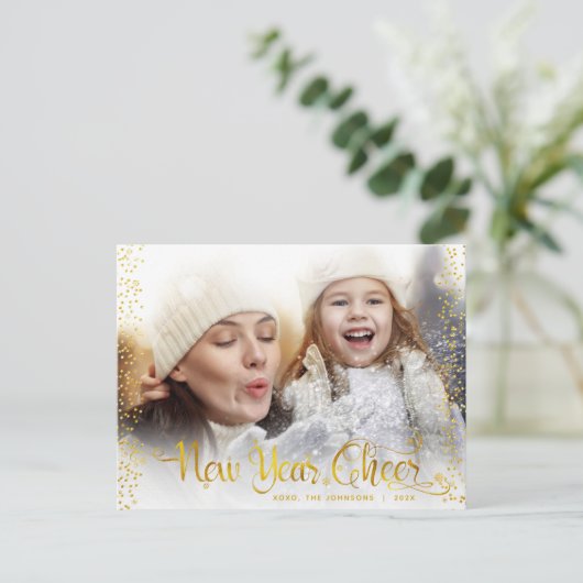 Nieuwjaar Cheer Modern Script Chic Gold Stippen Fo Feestdagenkaart (Staand voorkant)