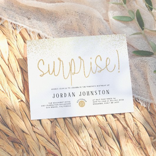 Nieuwsfeest in de moderne witte en goudsurrogaat uitnodiging briefkaart