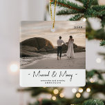 Nieuwsgierig 1-kerstfoto keramisch ornament<br><div class="desc">De perfecte kerstversiering voor Passen getrouwd! Herdenking uw eerste jaar als man en vrouw met deze eenvoudige moderne keramische versiering van het type Married & Merry Photo Keepomwille. Al tekst is gemakkelijk aan te passen.</div>