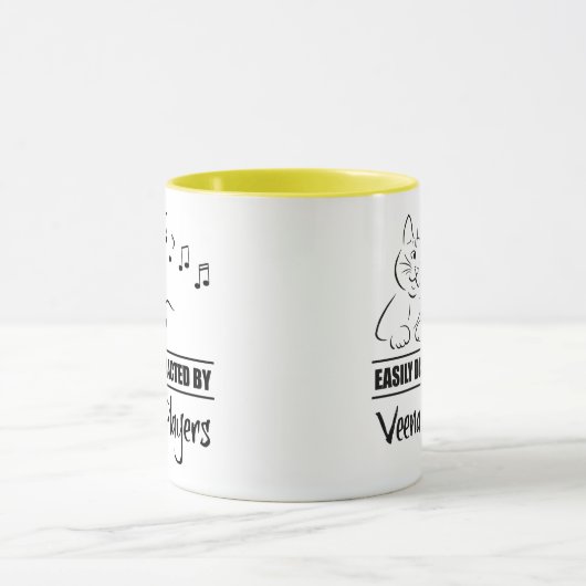 Nieuwsgierig katje dat gemakkelijk wordt verstoord mok (Midden)