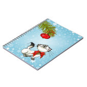 Nieuwsgierig kerstKat met een rode bol Notitieboek (Linkerzijde)