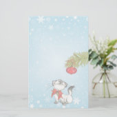 Nieuwsgierig keukenkat in een rode kerstbak briefpapier (Staand voorkant)