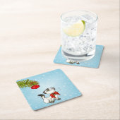 Nieuwsgierig keukenkat in een rode kerstbak kartonnen onderzetters (Insitu)