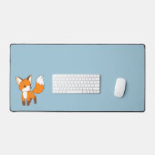 Nieuwsgierig Little Fox op Blauw Bureaumat (Keyboard & Muis)