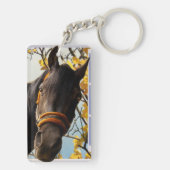 Nieuwsgierig paard dat door het keukenvenster kijk sleutelhanger (achterkant)