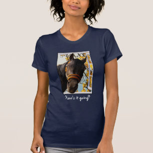 Nieuwsgierig paard dat door het keukenvenster kijk t-shirt