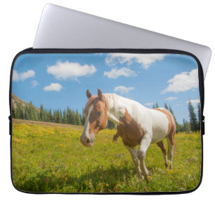 Nieuwsgierig paard in een Alpenweide in de zomer Laptop Sleeve