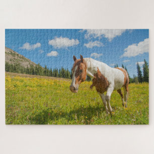 Nieuwsgierig paard in een alpenweide in de zomer legpuzzel