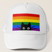 Nieuwsgierig Peeking Black Cat met Rainbow Flag Trucker Pet (Voorkant)