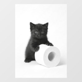 Nieuwsgierig zwart katje bewaakt rol toiletpapier  raamsticker