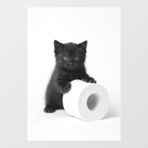 Nieuwsgierig zwart katje bewaakt rol toiletpapier raamsticker