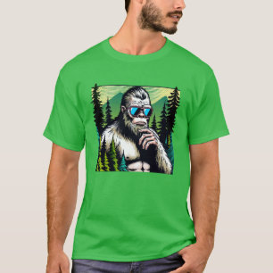 Nieuwsgierige Bigfoot met Zonnebril die zich in he T-shirt