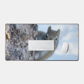 Nieuwsgierige eekhoorn, piekend uit een boom bureaumat (Keyboard & Muis)