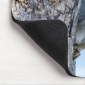 Nieuwsgierige eekhoorn, piekend uit een boom muismat (Hoek)