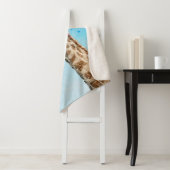 Nieuwsgierige Giraffe met Blue Confetti Sky Sherpa Deken (In situ)