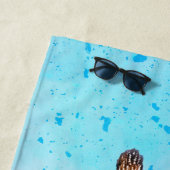 Nieuwsgierige Giraffe met Blue Confetti Sky Strandlaken (In situ)