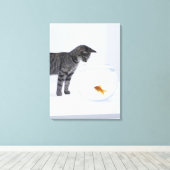 Nieuwsgierige kat die goudvis kijkt in de viskom canvas afdruk (Insitu (Houten vloer))