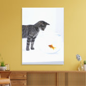 Nieuwsgierige kat die goudvis kijkt in de viskom canvas afdruk (Insitu (Woonkamer))