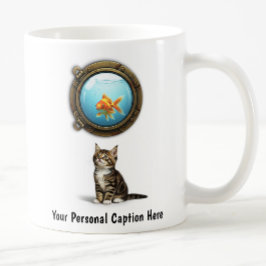 Nieuwsgierige kat en goudvis in een patrijspoort koffiemok