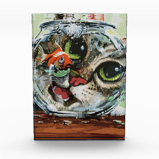 Nieuwsgierige kat en voorzichtige goudvis fotoblokken