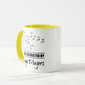 Nieuwsgierige kat gemakkelijk verstoord door banjo mok (Voorkant links)