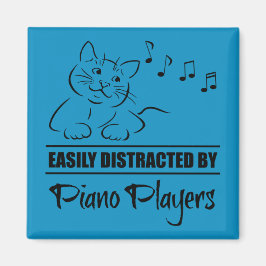 Nieuwsgierige kat, gemakkelijk verstoord door pian magneet