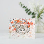 Nieuwsgierige kitten in herfstbladeren in Chinese  Briefkaart (Staand voorkant)