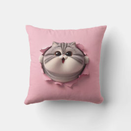 Nieuwsgierige mollige kat gluren door roze papier kussen
