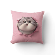 Nieuwsgierige mollige kat gluren door roze papier