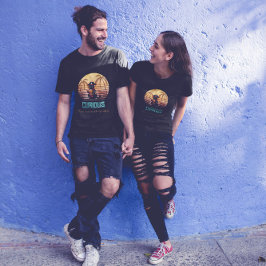 Nieuwsgierige piraat kat ontcijfert oude mysteries t-shirt