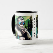 Nieuwsgierige Squatch met zonnebril Mok (Voorkant links)