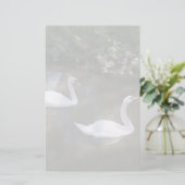 Nieuwsgierige zwanen briefpapier (Staand voorkant)