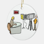 Nieuwsjournalistiek live in studio keramisch ornament (Links)