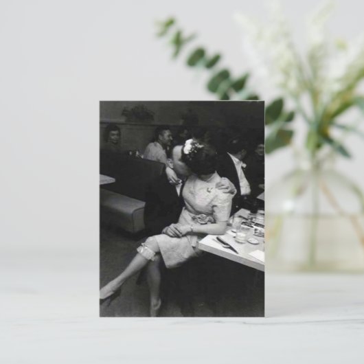 nieuwsleerlingen die zoenen in een resturaunt briefkaart (Staand voorkant)