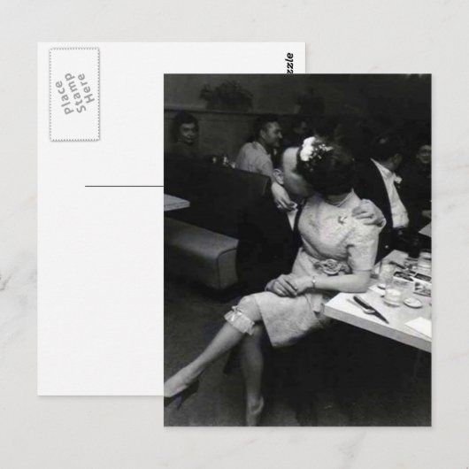 nieuwsleerlingen die zoenen in een resturaunt briefkaart (Voorkant / Achterkant)