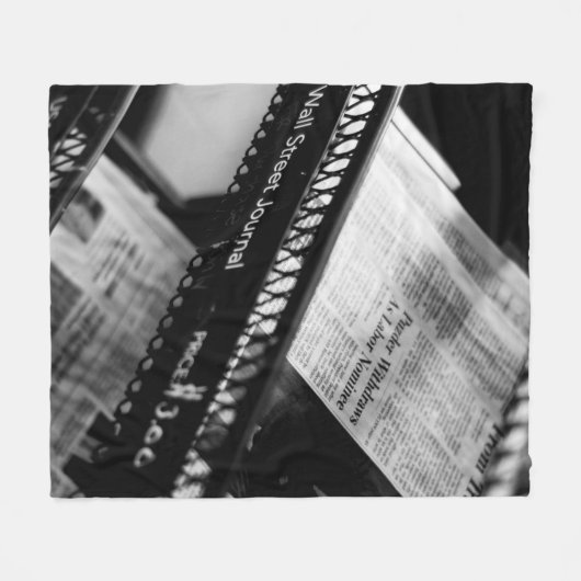 NIEUWSPAPERS OP DE WALSTREET JOURNAL RACK FLEECE DEKEN (Voorkant (Horizontaal))