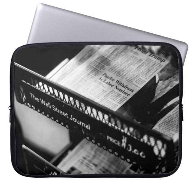 NIEUWSPAPERS OP DE WALSTREET JOURNAL RACK LAPTOP SLEEVE (Voorkant)