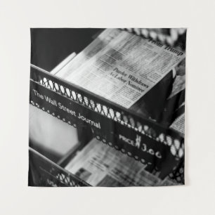 NIEUWSPAPERS OP DE WALSTREET JOURNAL RACK WANDKLEED