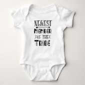 "nieuwste lid van de stam" Grappige Baby Bodysuit (Voorkant)