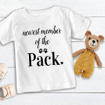 Nieuwste lid van het Hondenliefhebber Pet<br><div class="desc">Nieuwste lid van het pak! Neem je beste hond en pas benoemde waakhond mee in het gasthuis van je nieuwe baby met deze schattige babykleding. "Nieuwste lid van de verpakking" met pootafdrukken en harten. Dit hondenliefhebber baby-kostuum zal een favoriet zijn. COPYRIGHT © 2020 Judy Burrows, Black Dog Art - Alle...</div>