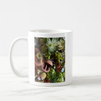 Nigella, Chrysanthemum, and Berries Floral Design Koffiemok