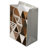 Nigerian patterns on a triangles background medium cadeauzakje (Voorkant Gekanteld)