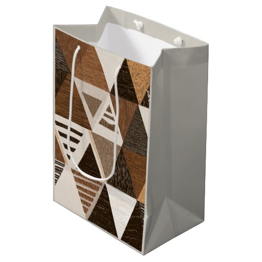 Nigerian patterns on a triangles background medium cadeauzakje (Voorkant Gekanteld)