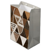 Nigerian patterns on a triangles background medium cadeauzakje (Achterkant Gekanteld)