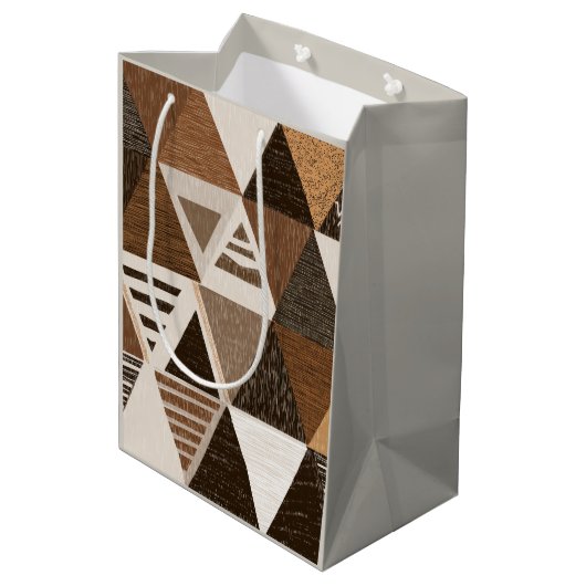 Nigerian patterns on a triangles background medium cadeauzakje (Achterkant Gekanteld)