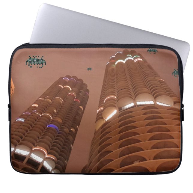 Night of the Marina City Invaders Laptop Sleeve (Voorkant)